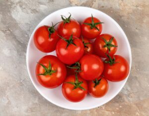 白い皿に盛られたたくさんのミニトマト