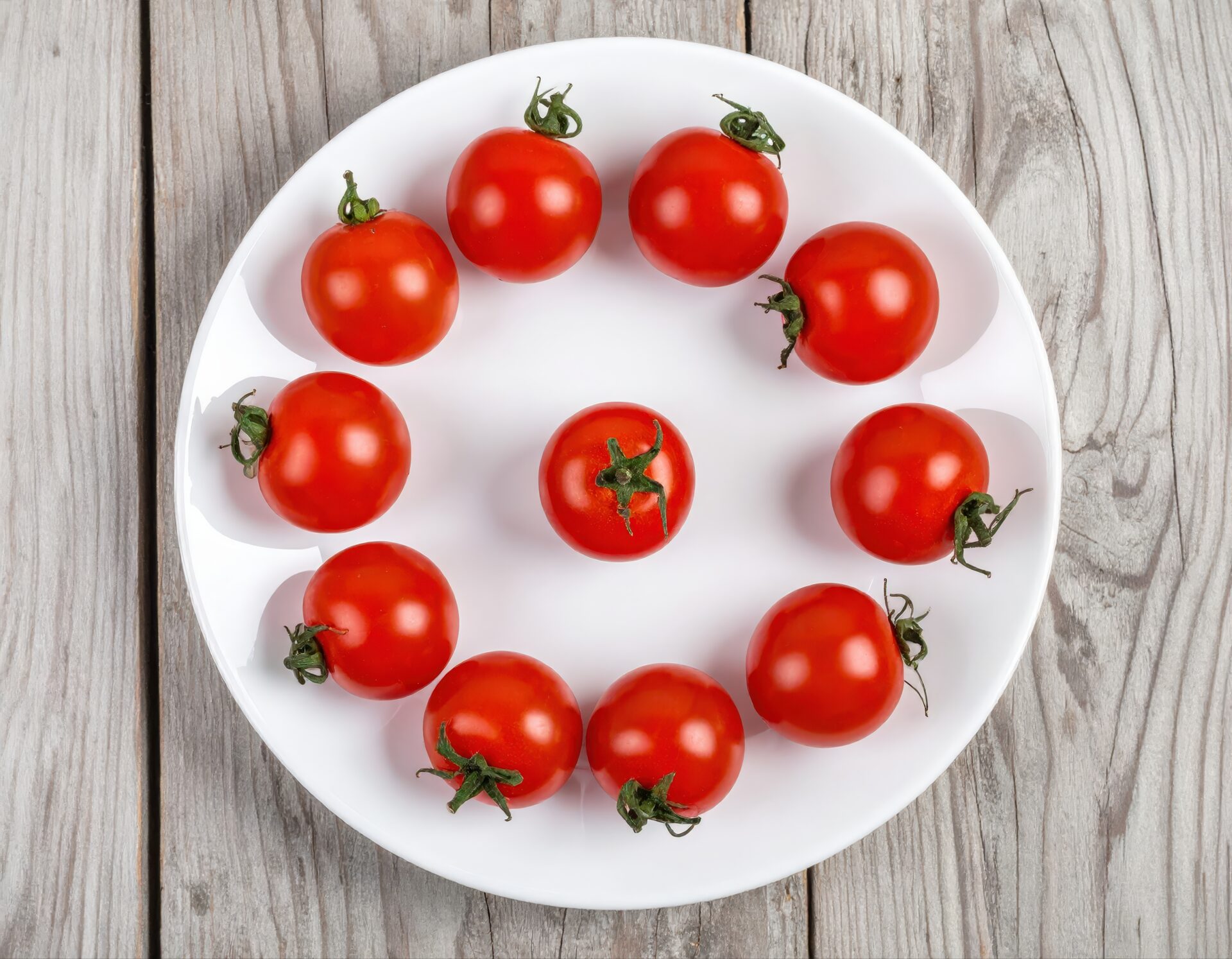 白い皿に円形に並べられたミニトマト