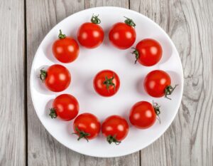 白い皿に円形に並べられたミニトマト
