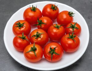 白い皿に盛られた赤いミニトマト