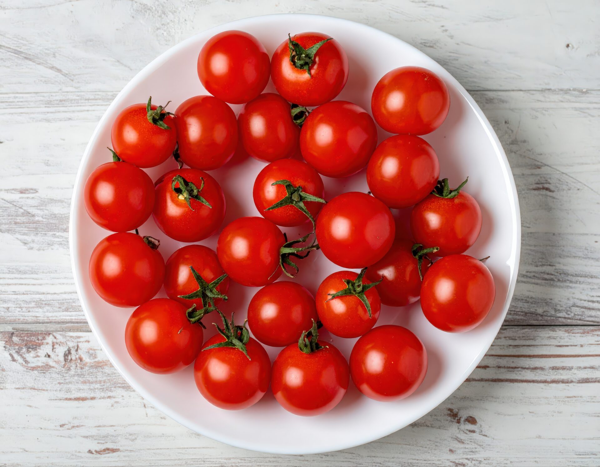 白い皿にたっぷり盛られたミニトマト