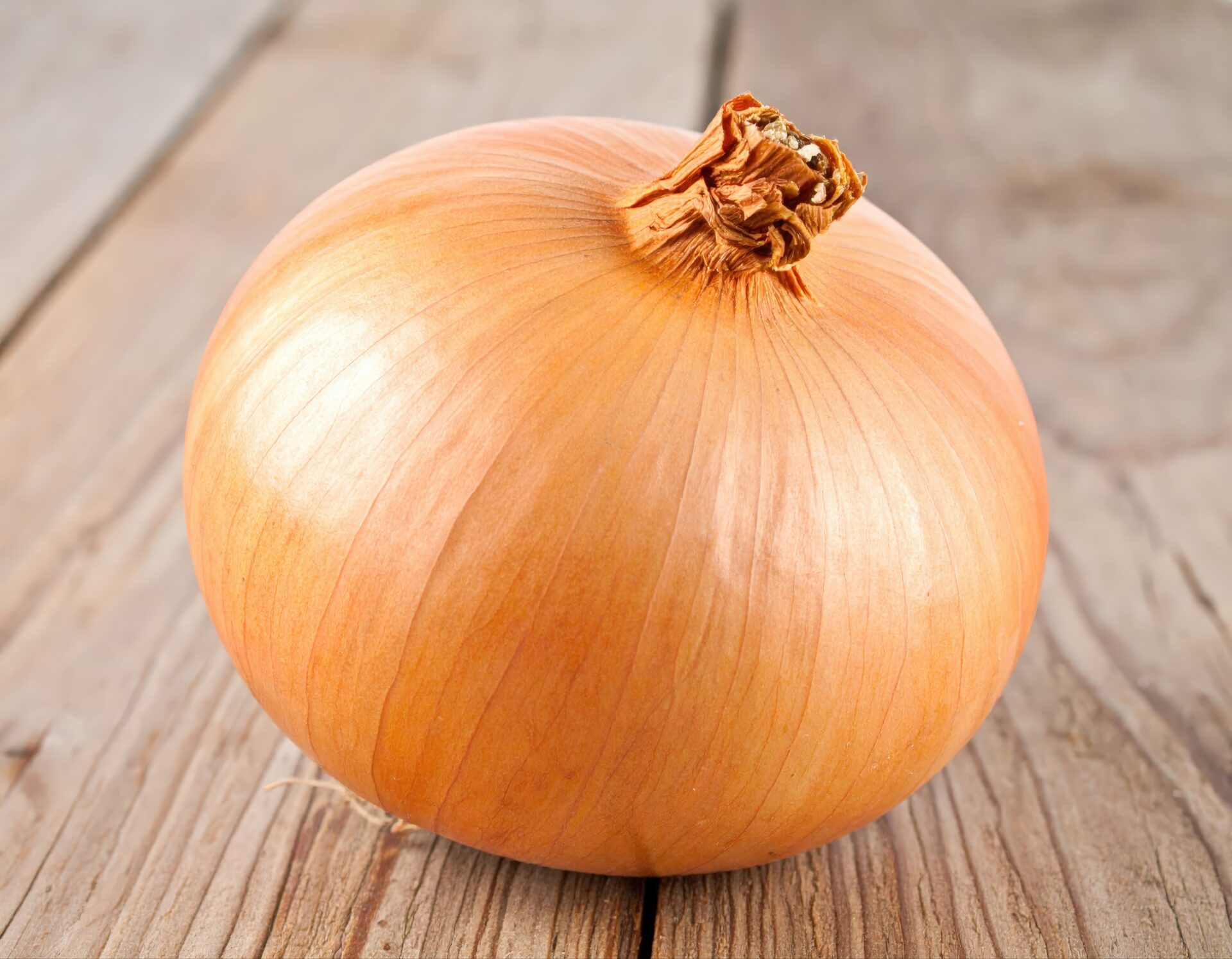 木のテーブルに置かれた玉ねぎ