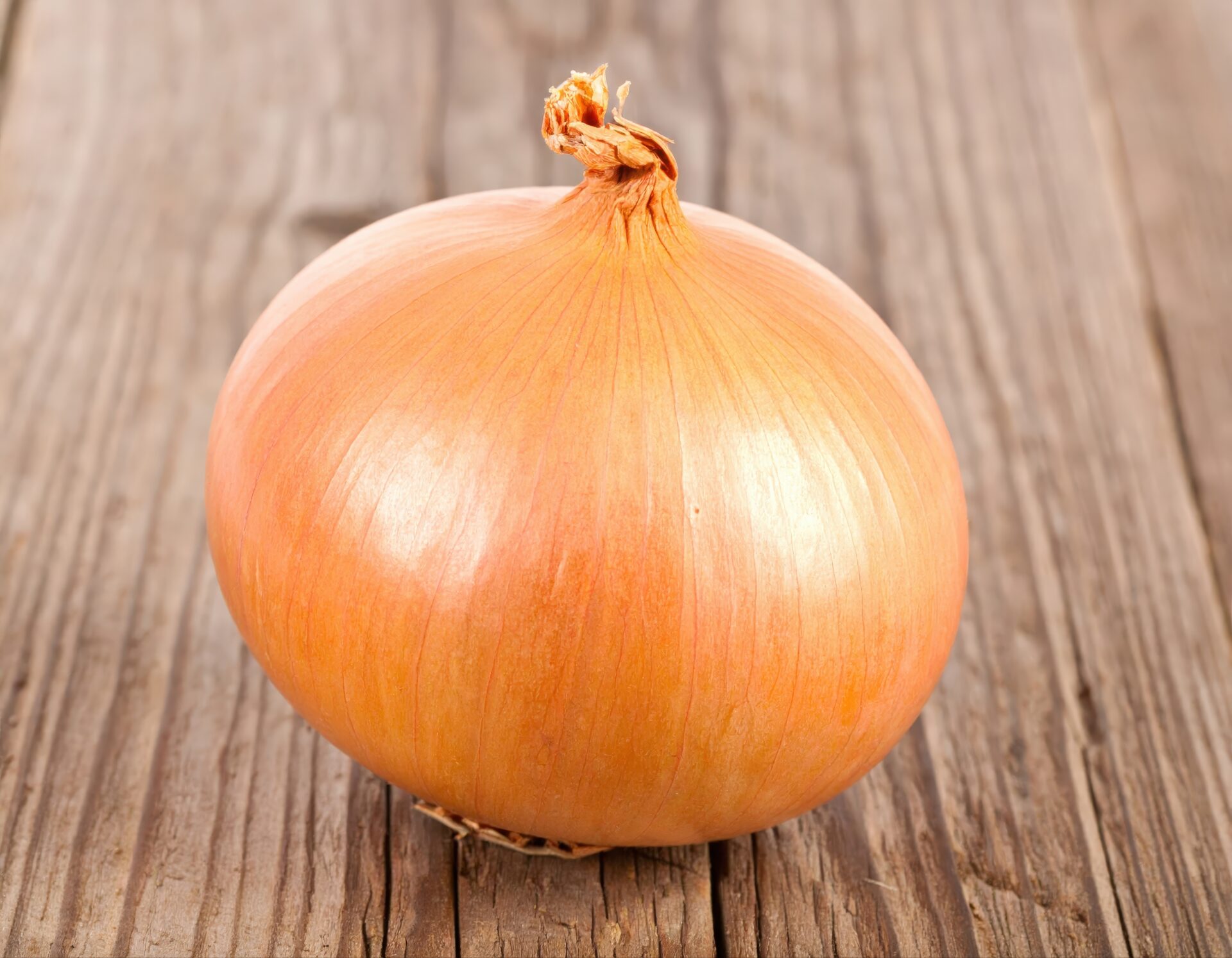 木のテーブルに置かれた玉ねぎ