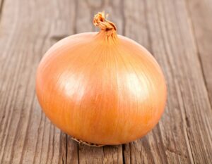 木のテーブルに置かれた玉ねぎ