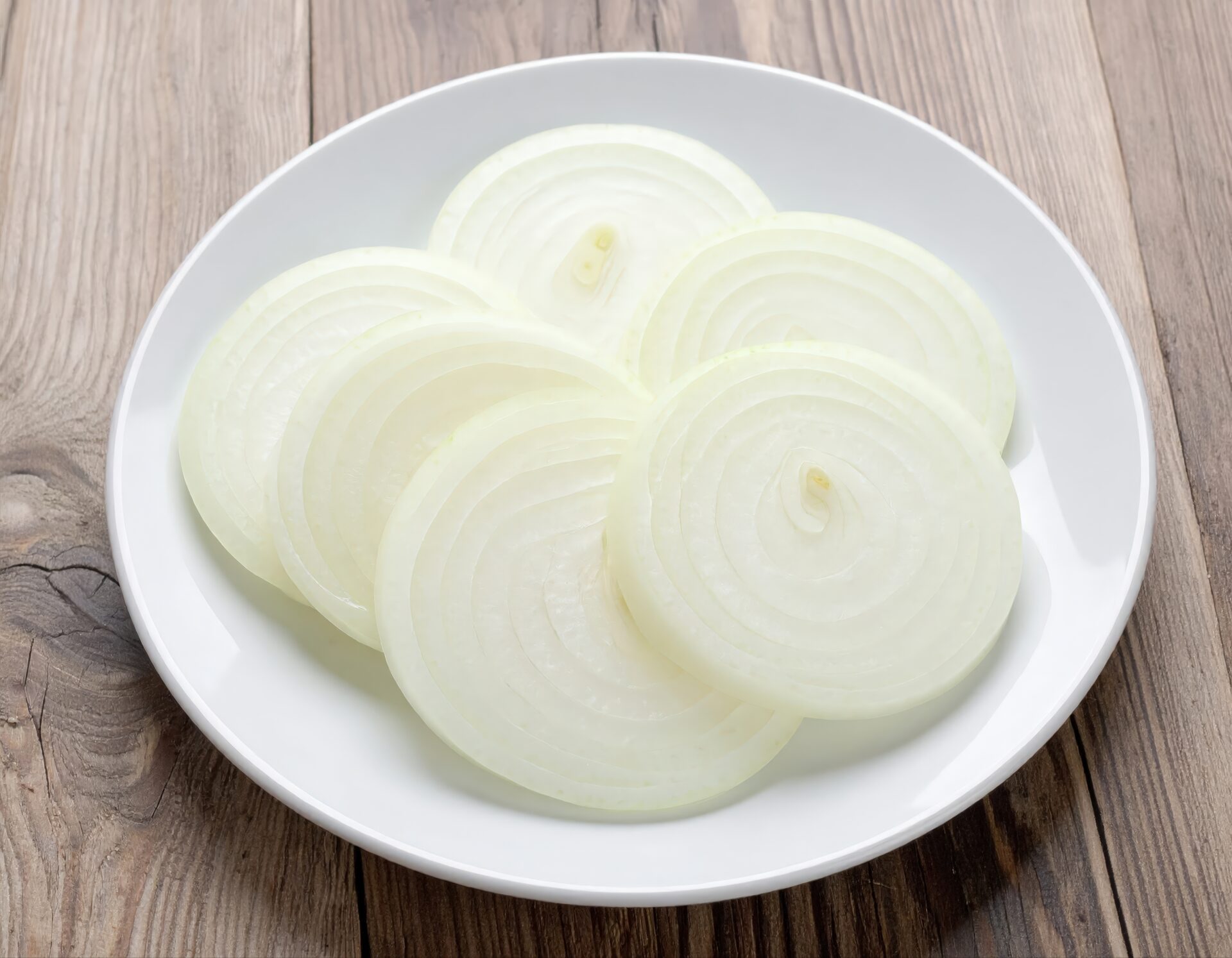 木のテーブルに置かれた玉ねぎ