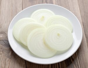 木のテーブルに置かれた玉ねぎ