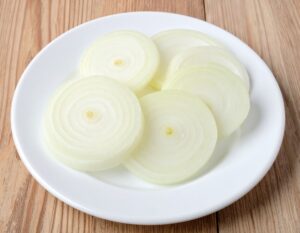 白い皿に盛られた玉ねぎの輪切り