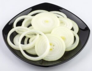 白い皿に並べた薄切りの玉ねぎ
