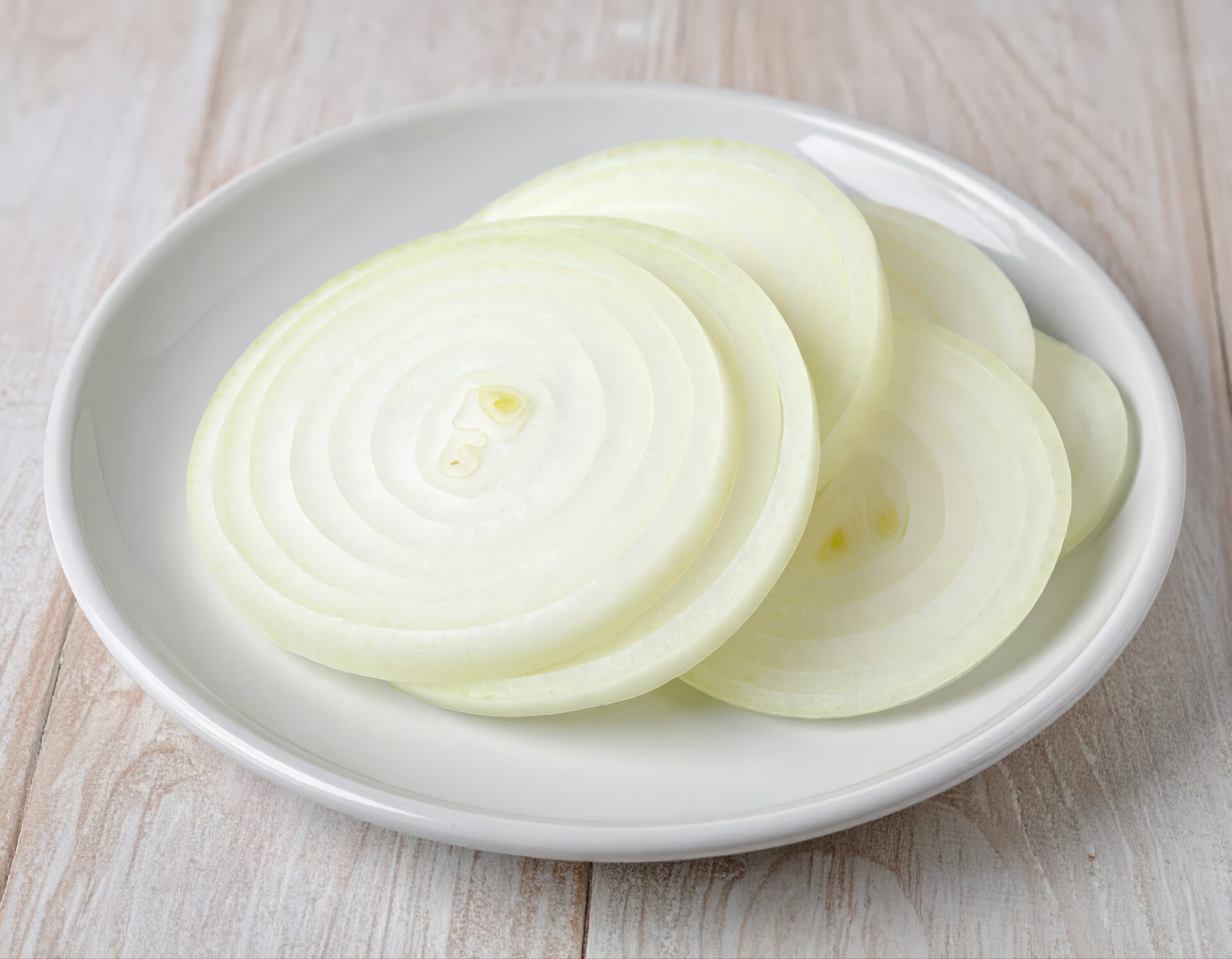 黒い皿に盛った玉ねぎの輪切り