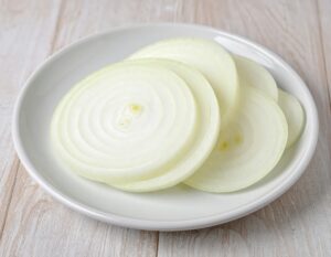 黒い皿に盛った玉ねぎの輪切り