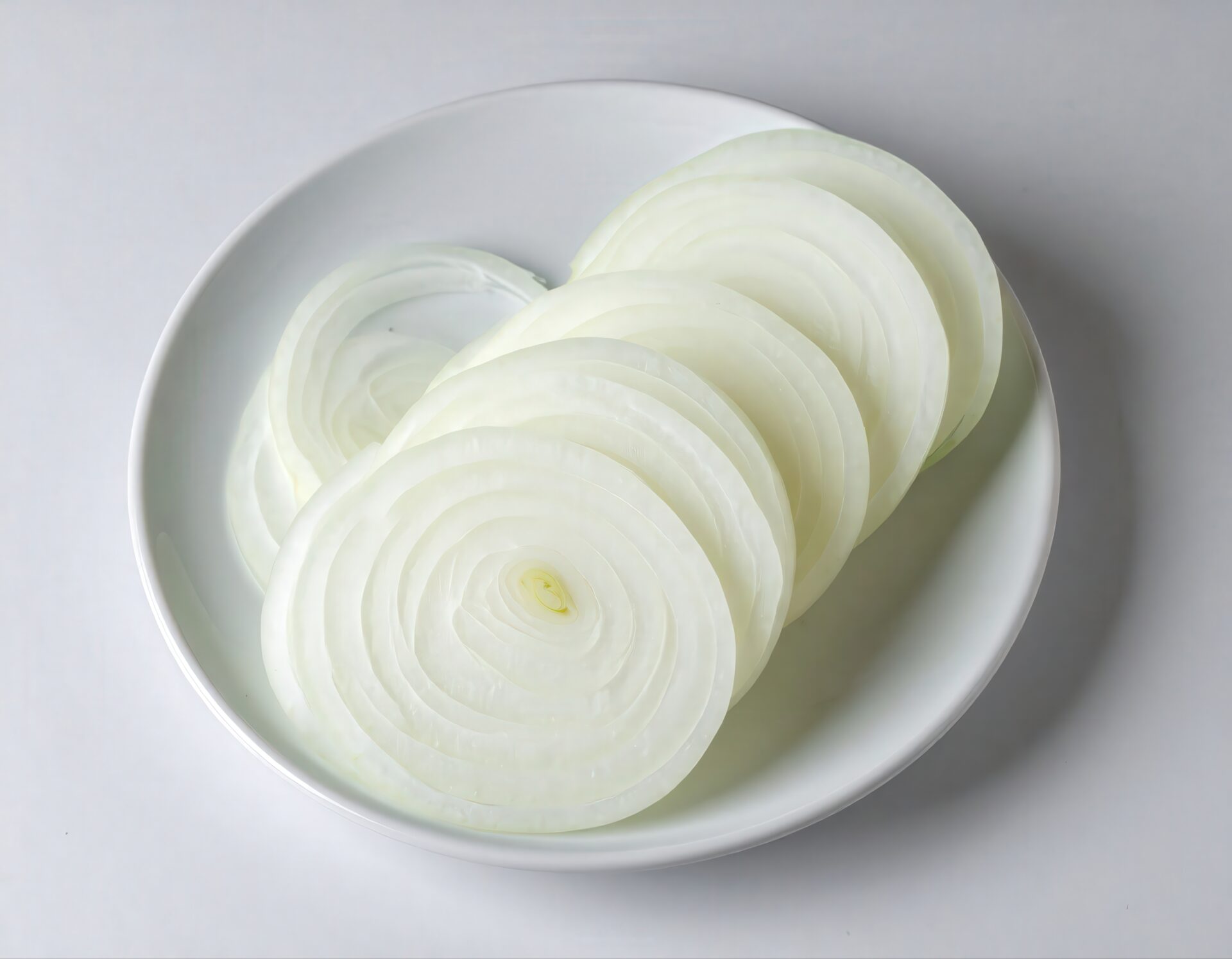 白い皿に並べた玉ねぎの薄切り