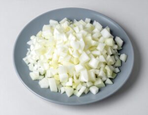 グレーの皿に盛られたみじん切り玉ねぎ