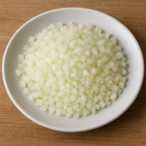 白い皿に盛られた細かく角切りされた玉ねぎ