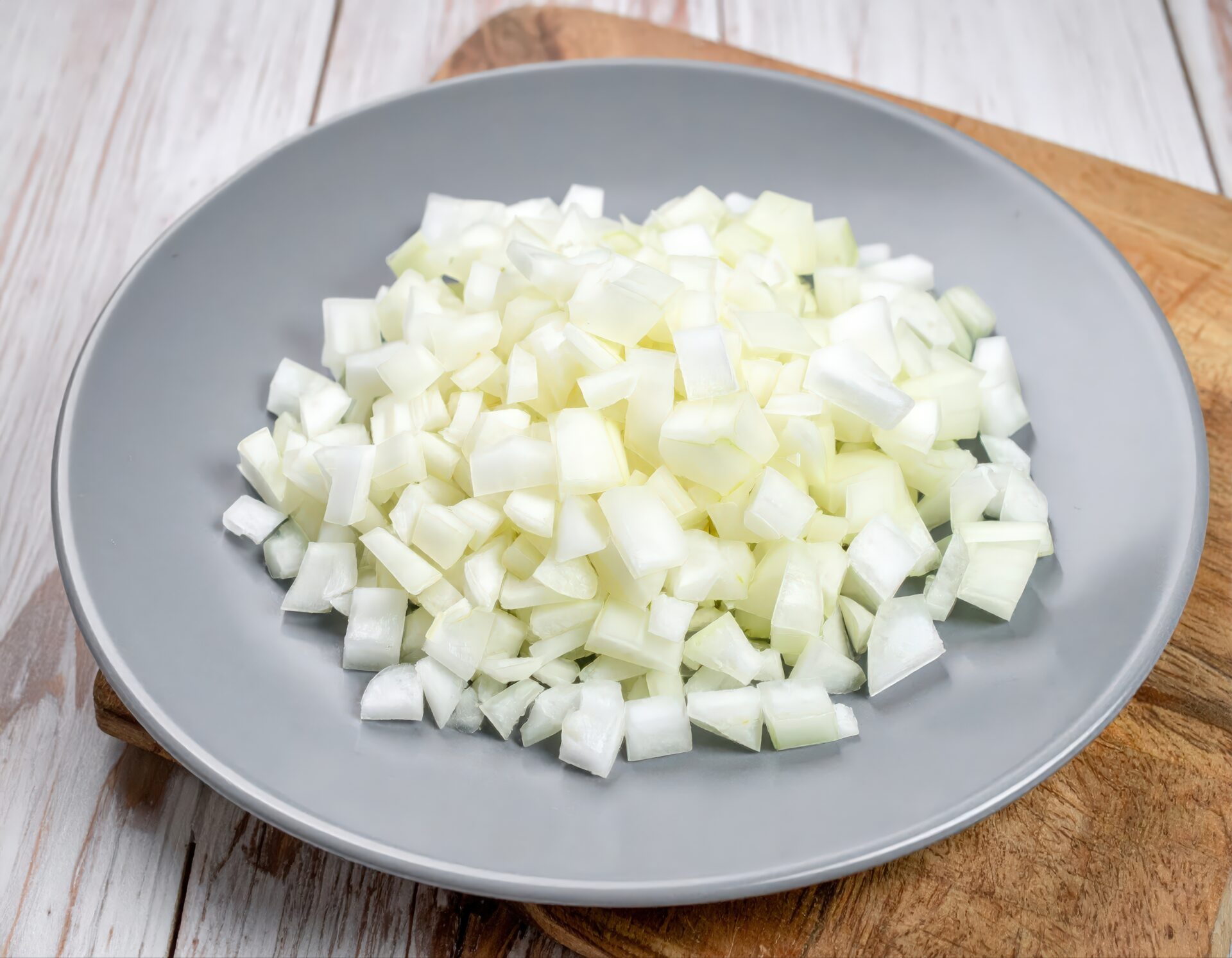 グレーの皿に盛られた粗めに刻んだ玉ねぎ