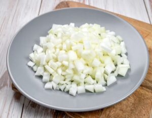 グレーの皿に盛られた粗めに刻んだ玉ねぎ