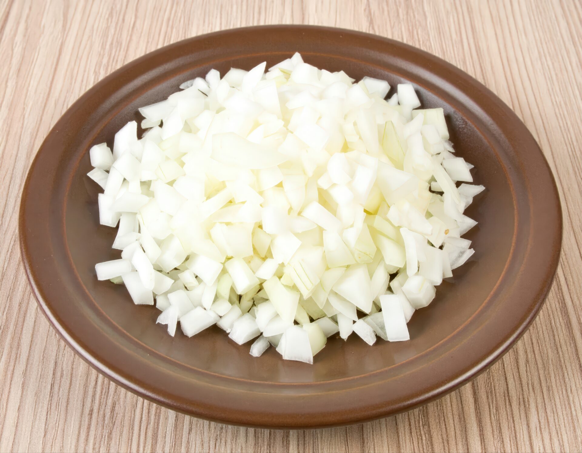 茶色の皿に盛られたみじん切りの玉ねぎ