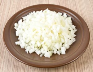 茶色の皿に盛られたみじん切りの玉ねぎ