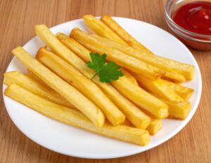 白い皿に盛られたフライドポテトとケチャップ