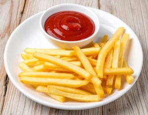 白い皿に盛られたフライドポテトとトマトケチャップ