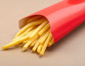 赤いパッケージに入った細めのフライドポテト
