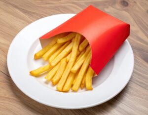 白い皿に盛られた赤いパッケージのフライドポテト