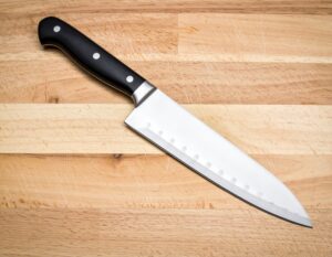 木製カッティングボードの上に置かれた包丁