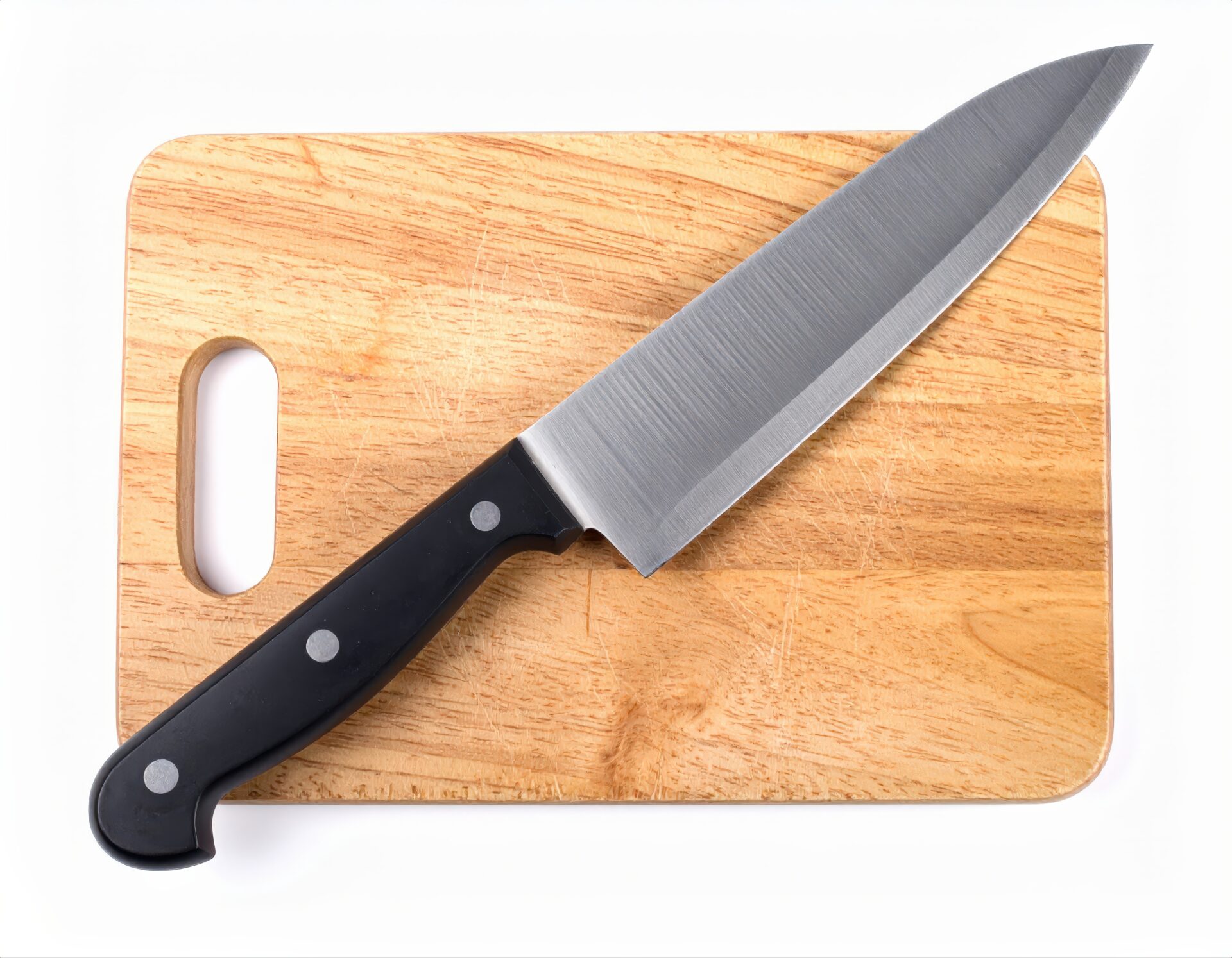 白背景のまな板に置かれた包丁