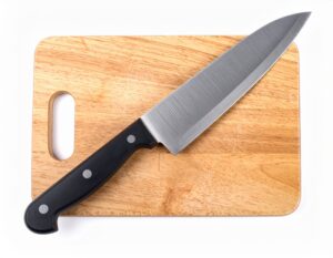 白背景のまな板に置かれた包丁