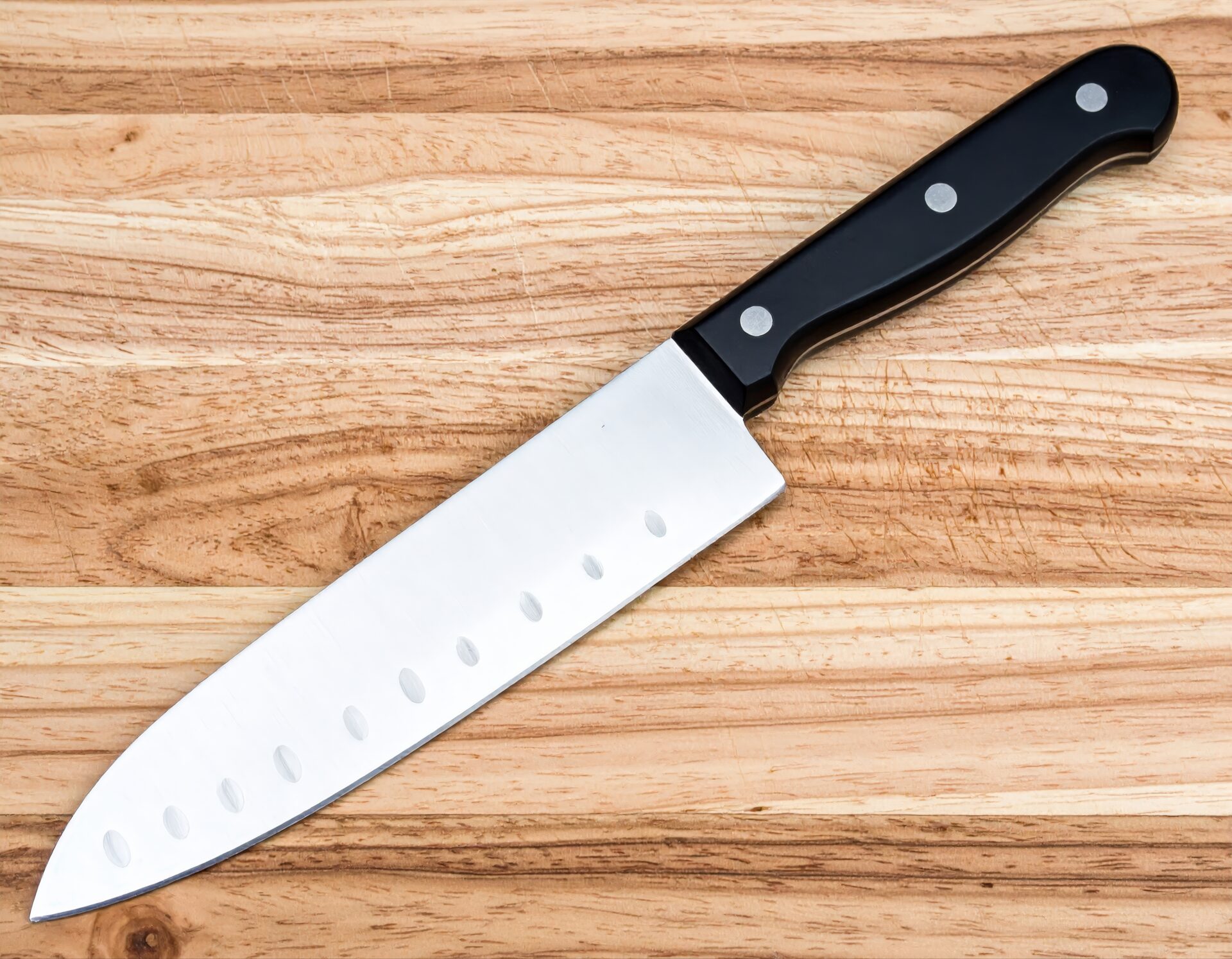 木製カッティングボードの上に置かれたグラントエッジ包丁