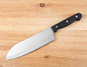 木製カッティングボードの上に置かれた三徳包丁