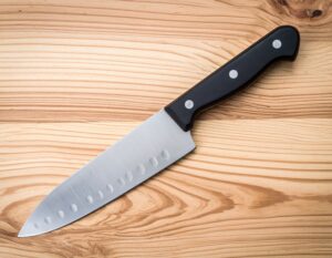 木目のカッティングボードの上に置かれたグラントエッジ包丁