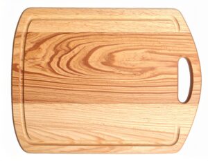 白背景に置かれた木製のまな板