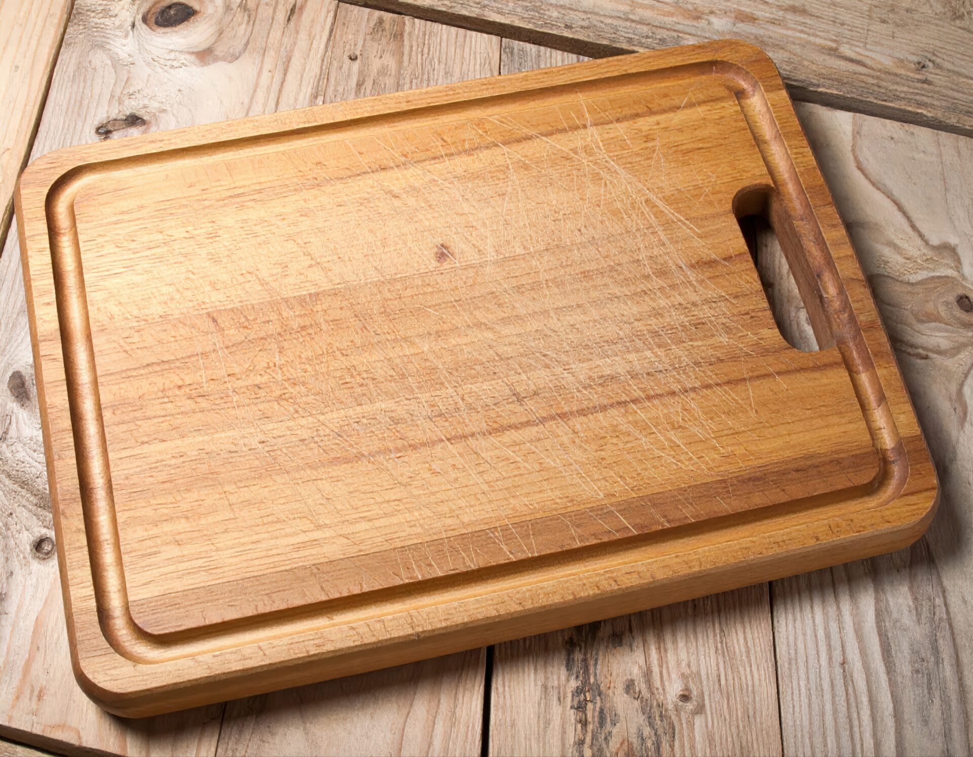 使い込まれた木製カッティングボード