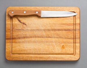 木製まな板の上に置かれた小型包丁