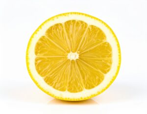 白背景でカットされたレモンの断面