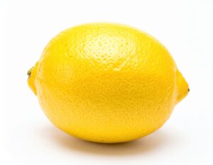 白背景に置かれた丸ごとのレモン
