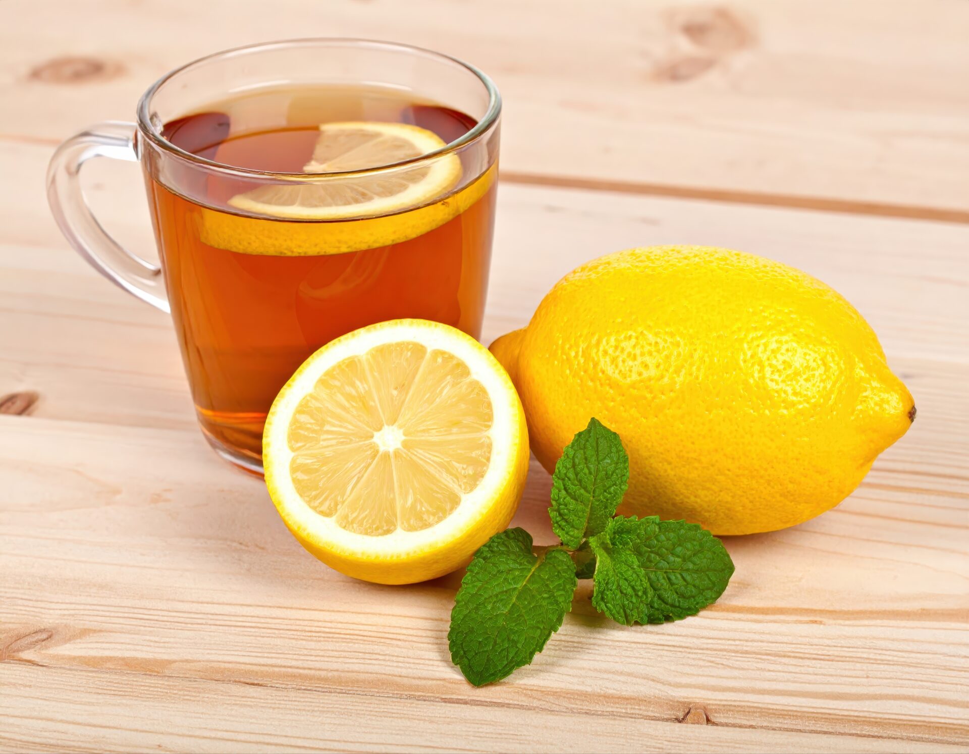 ガラスのカップのレモンティーとカットレモン