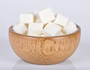 木製の器に入った角砂糖