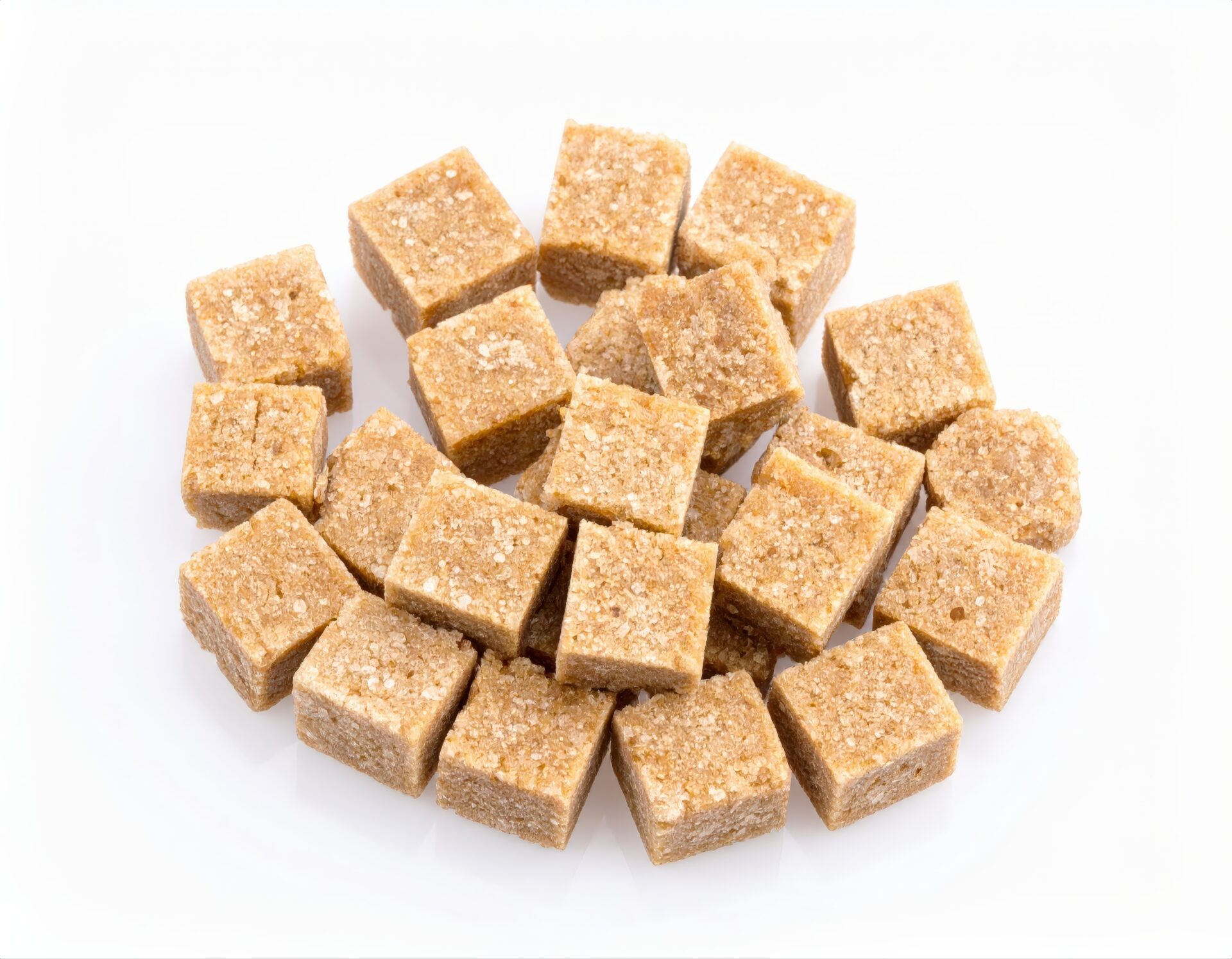 白背景に広げられたブラウンシュガーの角砂糖