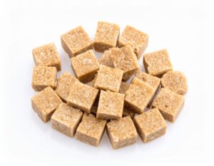 白背景に広げられたブラウンシュガーの角砂糖