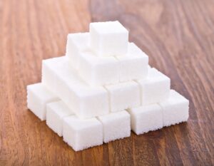 木製テーブルに積み重ねた角砂糖