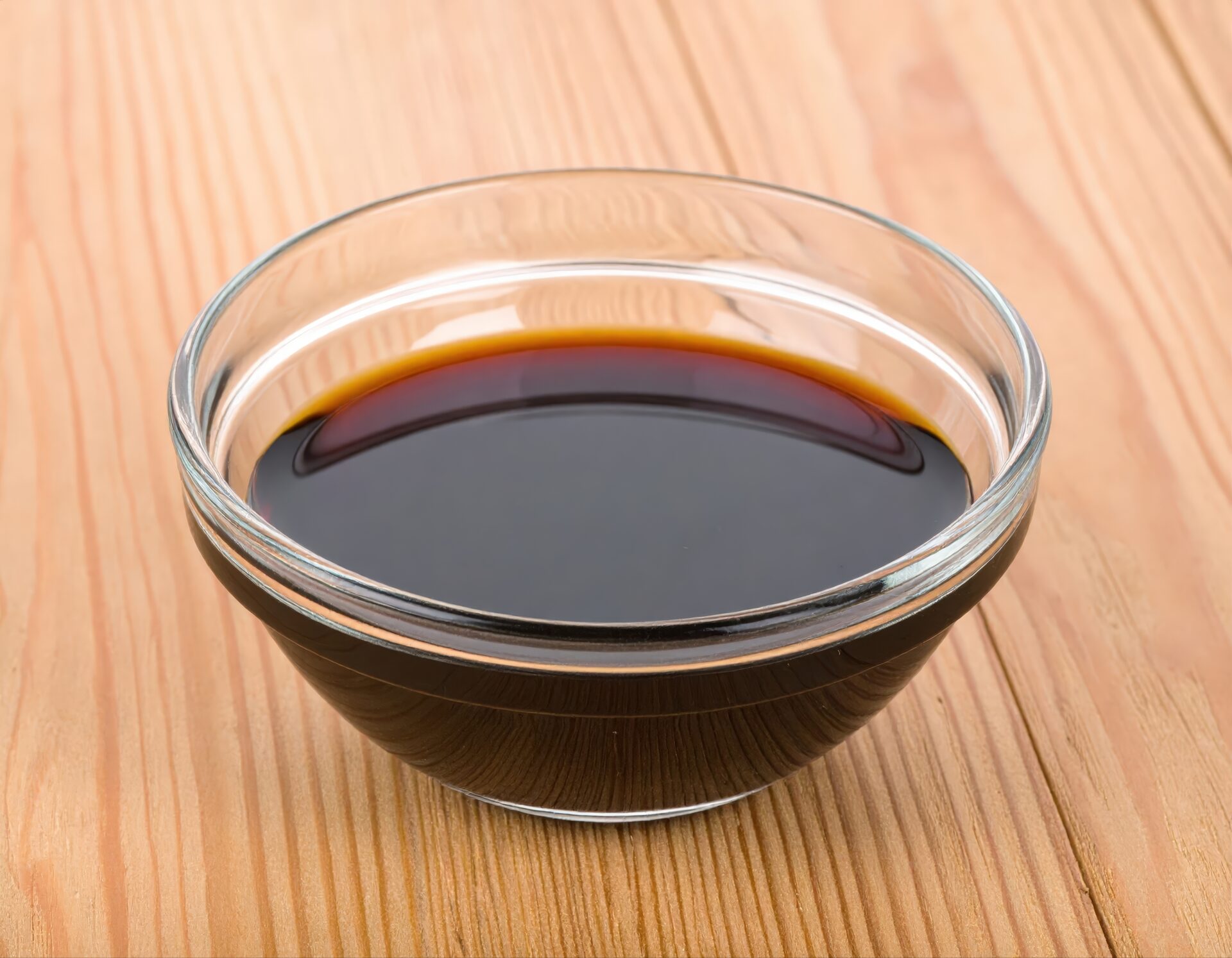 ガラスの器に入った醤油