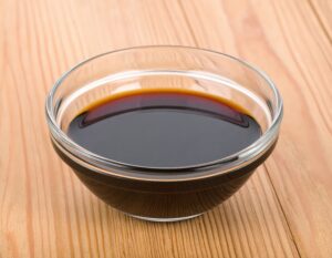 ガラスの器に入った醤油