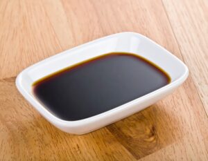 白い角皿に入った醤油