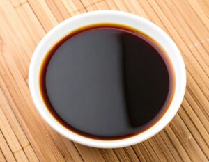 白い丸皿に入った醤油