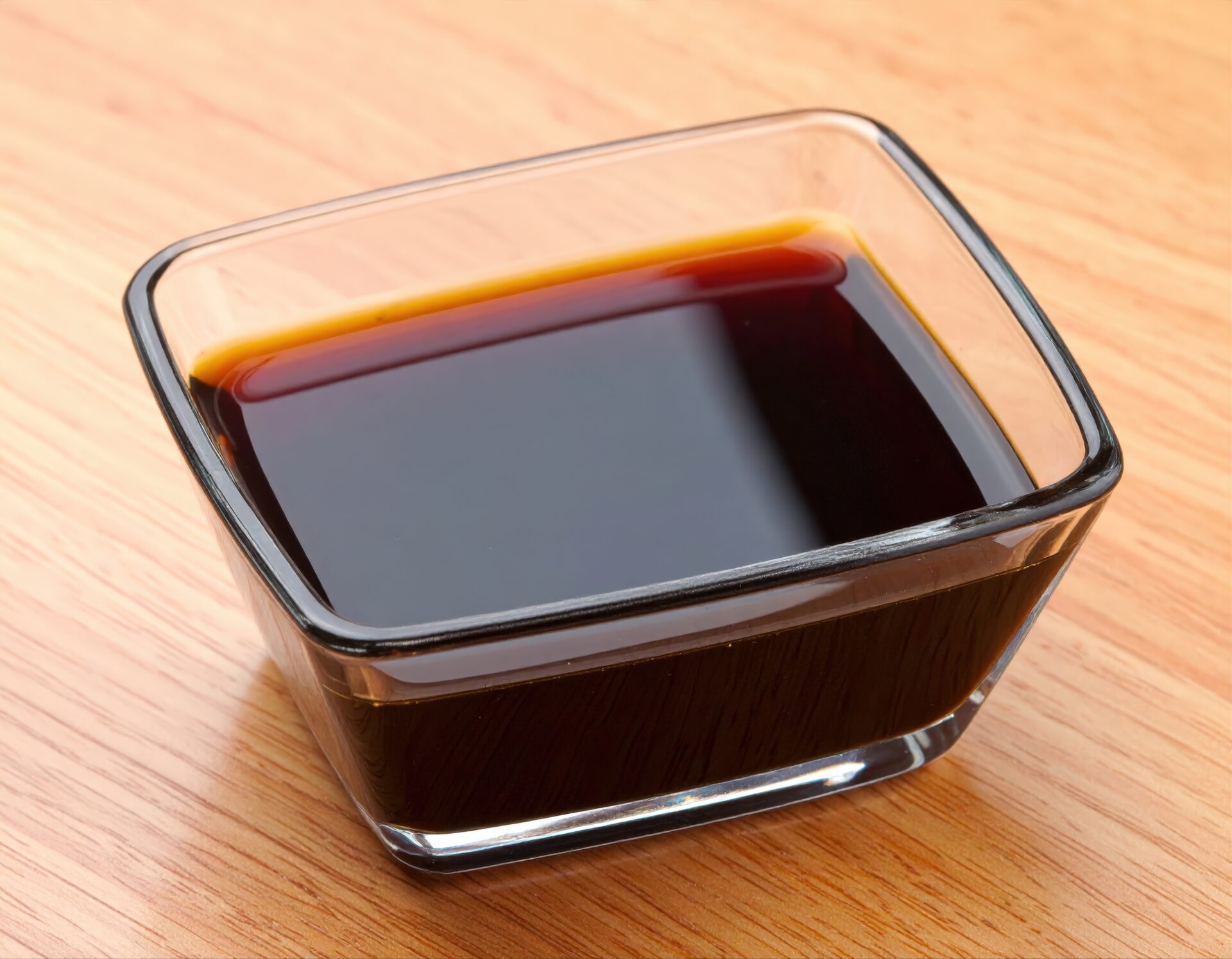 四角いガラスの器に入った醤油