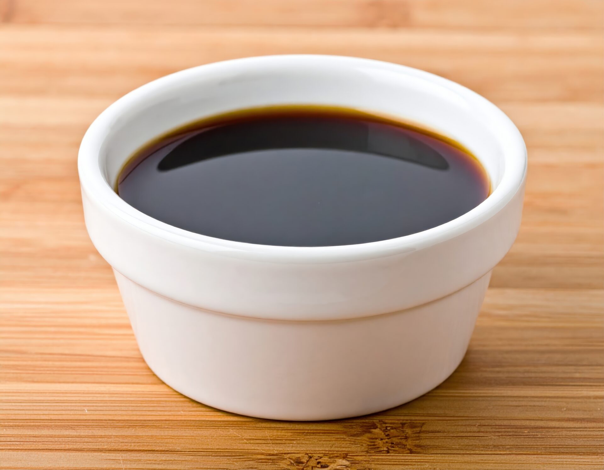 白い小さな器に入った醤油