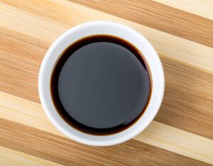 上から見た白い器の醤油