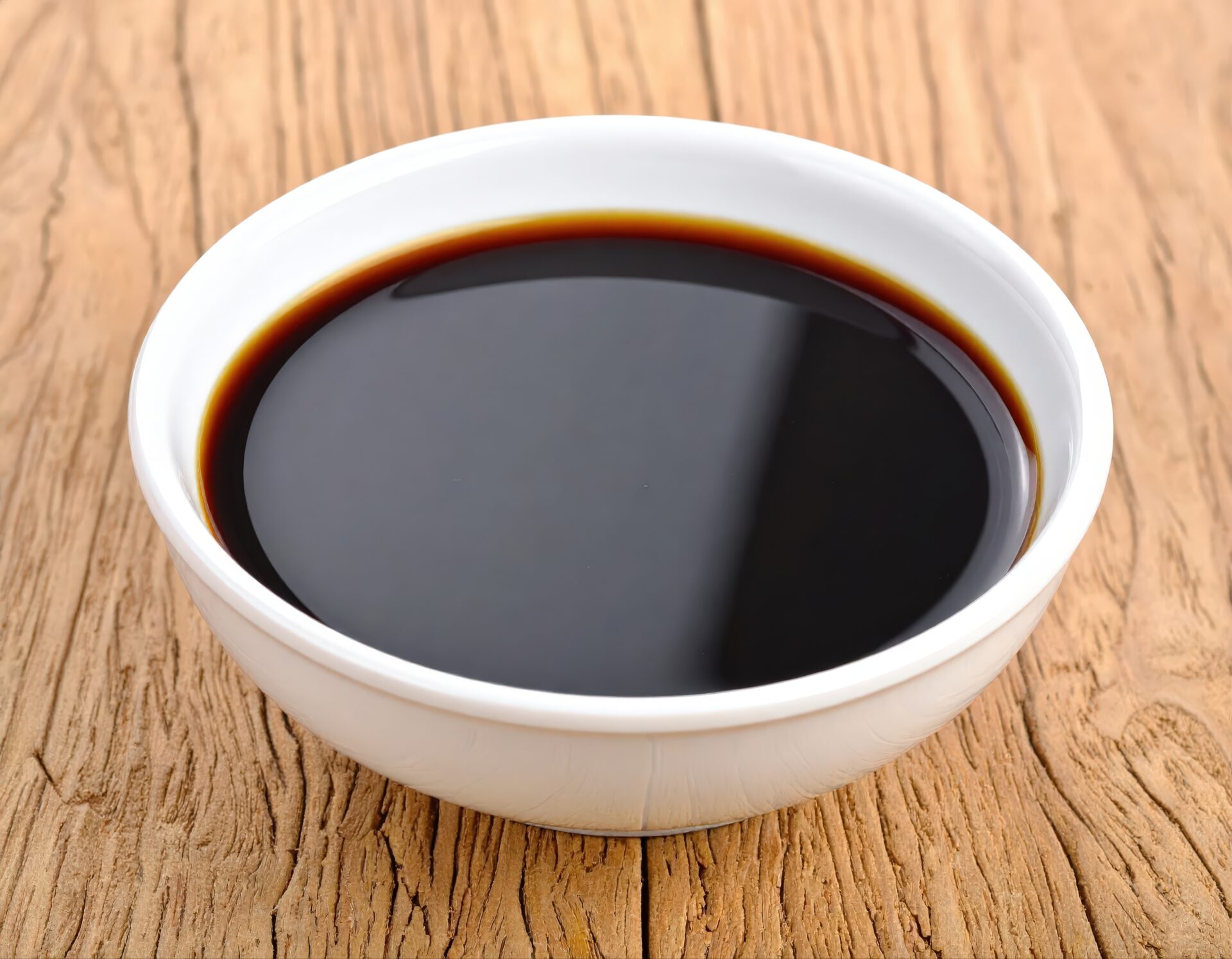 木製テーブルに置かれた白い器の醤油