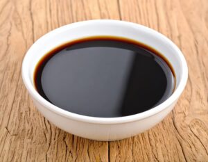 木製テーブルに置かれた白い器の醤油